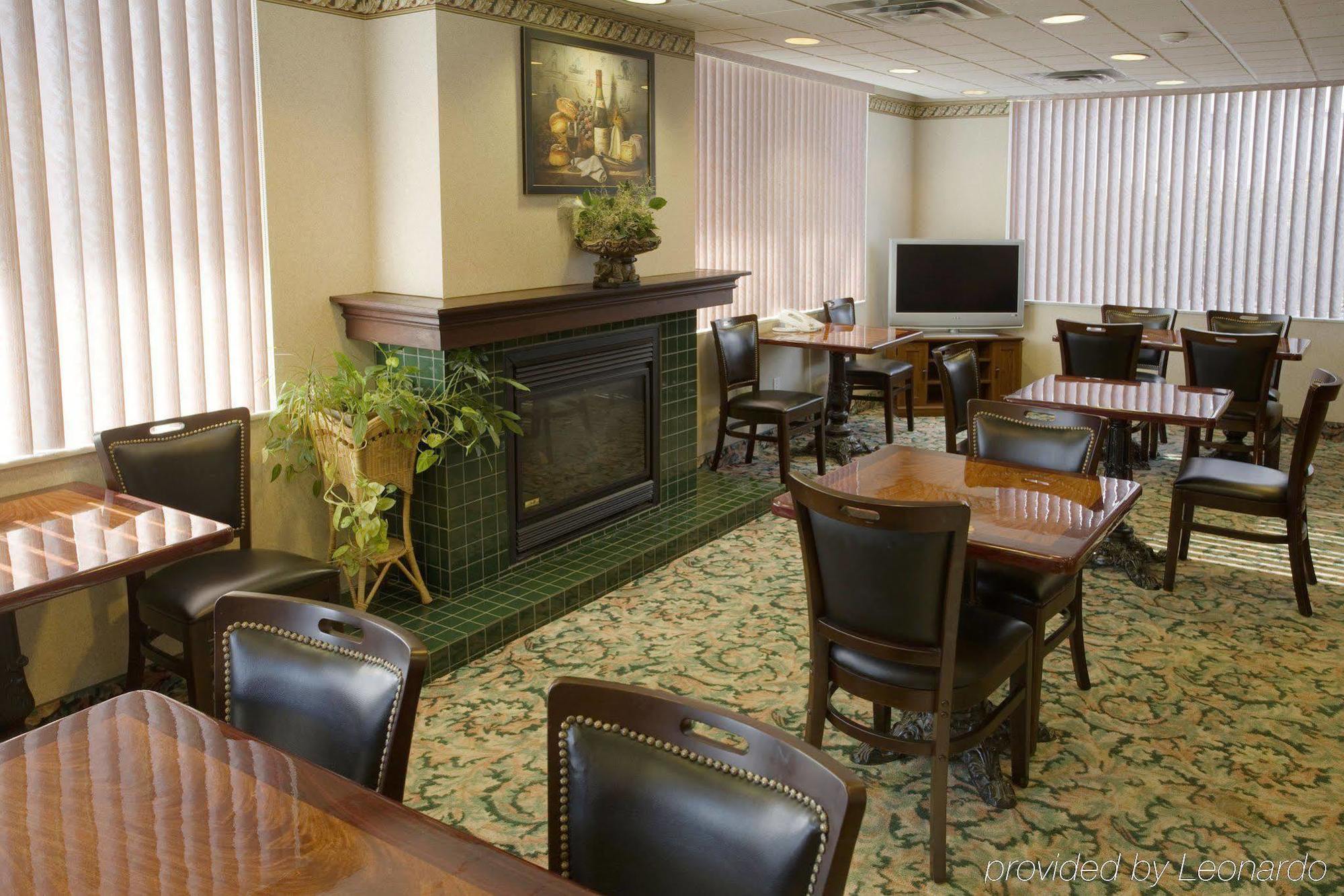 Comfort Suites Downtown Windsor Extérieur photo