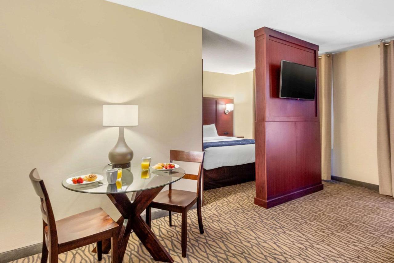 Comfort Suites Downtown Windsor Extérieur photo