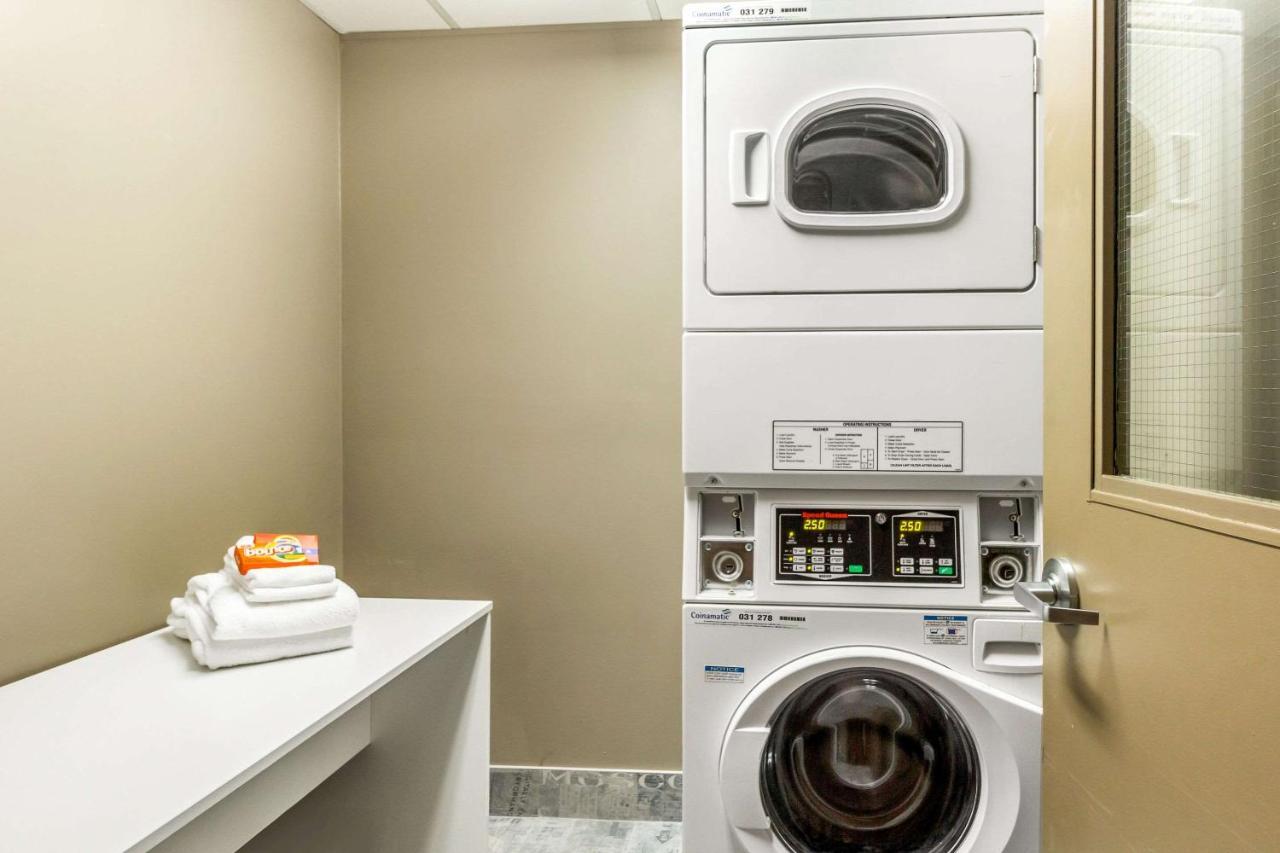 Comfort Suites Downtown Windsor Extérieur photo